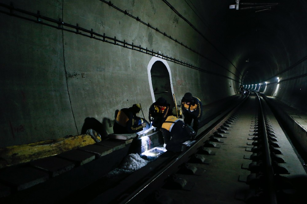 凤翔铁路运营隧道病害现状